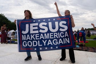 Gebete, "Patriotismus": Tausende bei Event in Washington - "Jesus mach Amerika wieder gottesfürchtig", steht auf einem Banner bei der Gebetsveranstaltung.