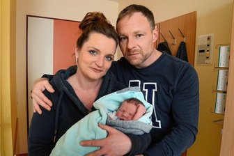 Geboren um 0.01 Uhr: Feuerwerk für das vogtländische Neujahrsbaby Leo - Mit rosa Babystramplern wurde es nichts, so bleibt es bei der Farbe Blau: Ramona Fischer und Martin Müller aus Grünbach wurden zu Neujahr Eltern des kleinen Leo. Zur Familie gehören drei weitere Söhne.