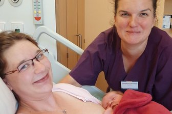 Letizia wurde am 8. Juni im Krankenhaus Mittweida geboren. Sie schläft auf ihrer Mutter in einem der neuen Bondingsäckchen, die das Krankenhaus gekauft hat. Hebamme Josephine Demmler freut sich, dass es Mutter und Kind gut geht.