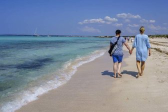 Gebrauchsanweisung für den Strand: Interview mit Autorin Stella Bettermann - "Schlendern ist Luxus", heißt es in einem Song von Ulla Meinecke. Das gilt besonders für viele Urlauberinnen und Urlauber. Doch am Strand braucht man eigentlich gar nichts tun. Auch das wäre okay.