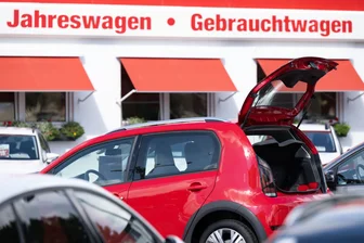 Gebrauchtwagen: Von privat oder lieber beim Händler kaufen? - Große Autohäuser und Vertragshändler bieten tendenziell die verlässlicheren Fahrzeuge als Privatverkäufer.
