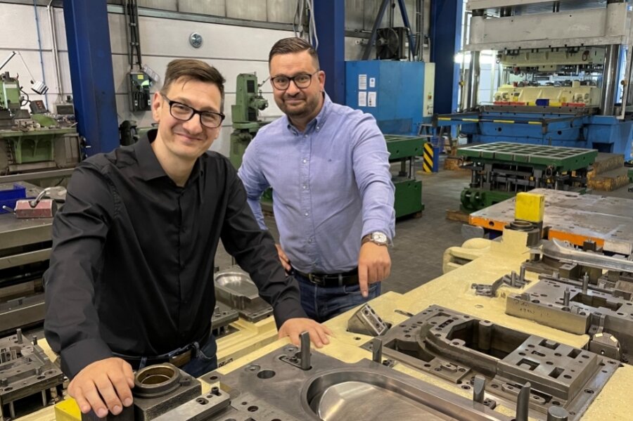 Gebrüder Richter denken Prozesse neu - Daniel (l.) und Christian Richter sind die neue Führungsspitze der Firma Gebrüder Richter Werkzeugbau in Grünhain-Beierfeld. 