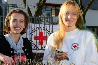 Gebt uns Flüchtlinge! - Helfen mit Herz: Stefanie Walter (l.) von der Hochschule und Sonja Wagner vom DRK vor der Flüchtlingsnotunterkunft in Mittweida.