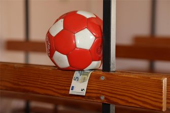 Gebühren für Nutzung der Turnhallen: Mülsens Bürgermeister lädt Sportvereine zum Gespräch ein - Fünf Euro pro Stunde müssen Vereine künftig für die Hallen in Neuschönburg, Thurm und Micheln zahlen.