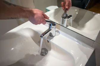 Gebühren-Hammer für Chemnitzer Haushalte: Abwasserentsorgung ab Februar deutlich teurer - In Chemnitz lohnt sich sparsamer Umgang mit Wasser für Verbraucher nun doppelt. Neben dem Trinkwasser, das aus dem Hahn fließt, wird auch die Entsorgung des Abwassers teurer, das aus Waschbecken, Dusche, Waschmaschine oder Toilette abgeleitet wird.