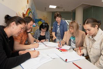 Gebürtige Russin hilft in Plauen Ukrainern beim Deutschlernen - Seit ein paar Wochen wird im Untergeschoss der Plauener Stadt-Galerie unterrichtet. In den Räumen des Begegnungs- und Informationszentrums treffen sich Natascha, Artem, Natalie, Rima Richter, Ina und Karina zweimal in der Woche. 
