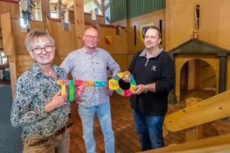Gebürtiger Bayer übernimmt Olbernhauer Indoorspielplatz Stockhausen: Wer ist der Mann? - Manuela und Andreas Stock übergeben inmitten der hölzernen Kletterburg Martin Bosch (von links) den symbolischen Schlüssel. Das hat der Neue nun mit Stockhausen vor.