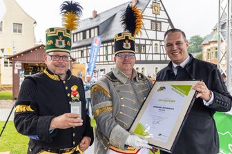 Gebürtiger Olbernhauer mit „Ehrenamt des Monats“ ausgezeichnet - Udo Brückner (M.) ist mit dem „Ehrenamt des Monats“ ausgezeichnet worden (im Bild: Ray Lätzsch, Vorsitzender des Landesverbandes der Bergmanns-, Hütten- und Knappenvereine, l., sowie Landrat Rico Anton).