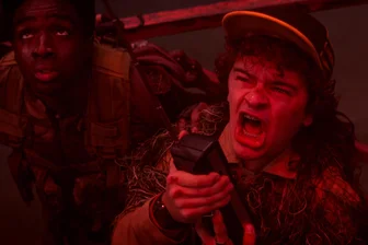Geburt einer Religion: Warum „Stranger Things“ eines der besten Serien-Enden aller Zeiten hat - Nerds richten das: Lucas (Caleb McLaughlin) und Dustin (Gaten Matarazzo) im Finale von „Stranger Things“.