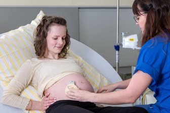 Geburt ohne Ärzte: Vogtland-Klinikum startet neues Konzept unter Hebammenleitung - Zwischen Hebamme und werdender Mutter, hier Stehanie Brendel, besteht ein enges Verhältnis.