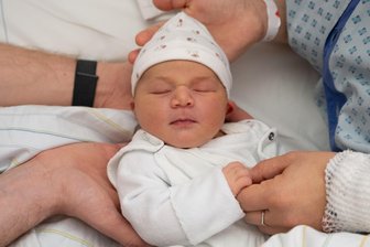 Geburt per Kaiserschnitt im Klinikum Chemnitz: Wunder in zwölf Minuten - Geschafft. Auch die kleine Sophie kam im Chemnitzer Klinikum zur Welt.