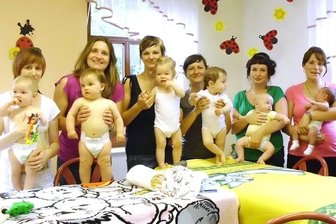 Geburten im Altkreis Annaberg: Crottendorf liegt auf Platz I - Im Crottendorfer Familienzentrum im Ortsteil Walthersdorf, das von einem Verein betrieben wird, sind regelmäßig die Jüngsten zu Gast - bei einem Babymassagekurs.