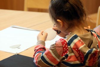 Geburtenknick in Zwickau: Stadt will jetzt eine Kita schließen – ist das erst der Anfang? - Basteln ja, aber nicht mehr überall: Die Stadtverwaltung will eine Kindereinrichtung schließen.
