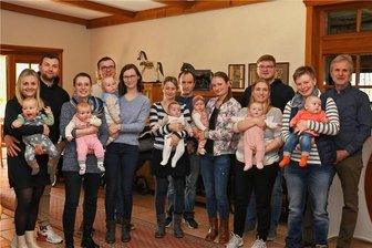 Geburtenrückgang in Seelitz? Ganz im Gegenteil: Ein Besuch beim Babyempfang - Beim Babyempfang der Gemeinde Seelitz im Waldhotel am Reiterhof ließen sich Mamas, Papas und die Kidner für ein Gruppenfoto mit Bürgermeister Thomas Oertel begeistern. 