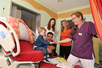 Geburtsklinik in Mittweida gewährt Einblicke - Elisabeth Krämer, selbst LMK-Mitarbeiterin, war Samstag mit ihrem Mann Paul Schreiber und Sohn Erwin privat zu Besuch. Die Hebammen Manuela Keppler (Mitte) und Peggy Kruggel (r.) zeigten den Geburtsraum.