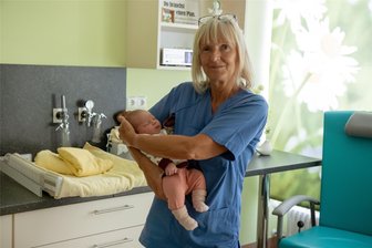 Geburtsmarathon im Helios-Klinikum in Aue: Fünf Babys in neun Stunden geboren - Hebamme Kathrin Roth mit einem der am Dienstag geborenen Kinder.