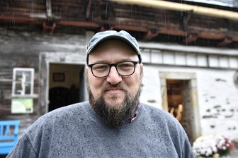 Geburtsort Bad Elster: Museen im Dreiländereck rücken zusammen - Steffen Retzlaff, von 2021 bis 2023 Leiter des Vogtländischen Freilichtmuseums, organisiert im tschechisch-deutschen Projekt „Ein Jahr an der Grenze“ die Netzwerktreffen der Museen im Dreiländereck mit.
