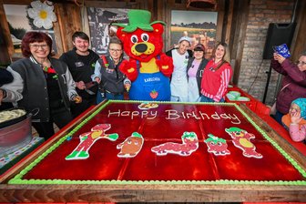 Geburtstag in Karls Erlebnisdorf in Döbeln: Wie viele Stücke bekommt man aus einem 1,20 mal 1,80 Meter großen Kuchen? - Mit Maskottchen Karl und den beiden Bäckerinnen Marie und Eve wurde der große Geburtstagskuchen - eine 1,20 mal 1,80 Meter große Eierschecke samt Erdbeermarmeladenschicht - angeschnitten.