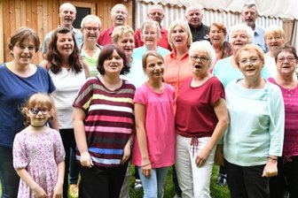Geburtstagsfeier mit Volks- und Stimmungsliedern - Der Chor ist musikalisch fit und personell gut aufgestellt. Ihm gehören derzeit 33 Mitglieder im Alter von 6 bis 84 Jahren an.