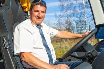 Geburtstagsgeschenk für einen Leubnitzer: Ein Reisebus, der mitdenkt - Sven Mittag fährt einen besonderen Reisebus. Das Fahrzeug „denkt mit“ und kann viele Manöver selbstständig übernehmen. Trotzdem darf der Fahrer die Hände nicht lange vom Steuer nehmen.