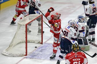 Geburtstagsgeschenk und Treffer aus Kategorie „Tor des Monats“: Eispiraten Crimmitschau feiern Heimsieg gegen die Towerstars Ravensburg - Dominic Walsh jubelt über die 1:0-Führung. Der Kapitän traf nach Vorarbeit von Dylan Wruck.