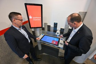 Geburtsurkunde in der Sparkasse beantragen? Was ein neuer Service in Limbach-Oberfrohna verspricht - Sparkassen-Vorsitzender Michael Kreuzkamp (links) und Oberbürgermeister Gerd Härtig probierten das neue Bürgerservice-Terminal in Limbach-Oberfrohna als erste aus.