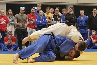 Gedanken zum Aufstieg in die 2. Liga verpuffen: Rodewischer Judoka verpassen die Meisterschaft kurz vor Schluss - Patrick Adam (in Weiß) vom JV Ippon Rodewisch beim letzten Kampftag in der Göltzschtalhalle.