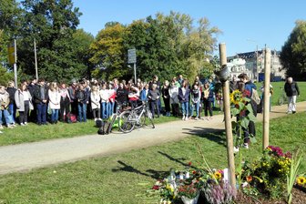 Gedenkbaum: Schüler setzen in Zwickau Zeichen gegen Rechtsextremismus - Gedenkaktion am abgesägten Baum. Viele Menschen haben hier mittlerweile auch Blumen niedergelegt.