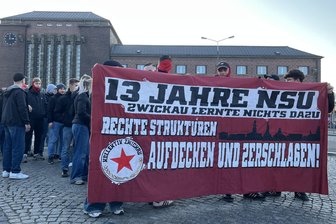 Gedenkdemonstration für die vom NSU Ermordeten in Zwickau: Polizeibeamter wird verletzt - Die Gegendemonstration startete am Sonntag auf dem Bahnhofsvorplatz und führte durch Zwickau.