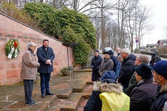 Gedenken am beschädigten Mahnmal in Hohenstein-Ernstthal soll das Vergessen verhindern - Die Resonanz auf die Gedenkveranstaltung, bei der Klaus Franke (li.) und Oberbürgermeister Lars Kluge sprachen, war überschaubar.