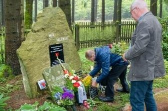 Gedenken am Ehrenhain - Rund 20 Menschen nahmen an der Veranstaltung in Gelobtland teil. 