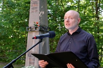Gedenken am Kaßberg - Stefan Schmidtke, Chef der Kulturhauptstadt-Gesellschaft, legte den Kranz des OB nieder und gehörte zu den Rednern der Veranstaltung. 