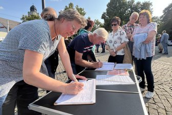 Gedenken an Atombomben-Abwurf und Friedensappell im Vogtland: „Wir in Plauen wissen, was Krieg und die Auswirkungen bedeuten“ - Teilnehmer unterzeichneten im Anschluss den Aufruf „Eine Million Stimmen für den Frieden“.