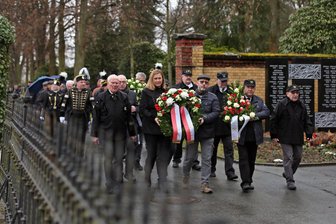 Gedenken an Bergbaukatastrophe vor 66 Jahren: „Es geht mir darum, dass man die Verstorbenen nicht vergisst“ - Die Prozession auf dem Weg zur Gedenkstele für die Katastrophenopfer auf dem Hauptfriedhof.