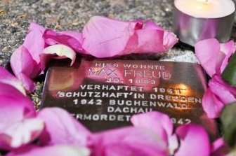 Gedenken an das Leid der Juden - Gedenken: Freiberger schmückten Stolpersteine in der Stadt.