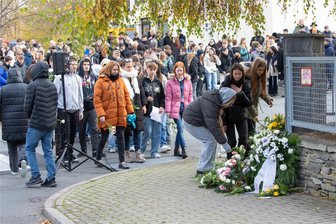 Gedenken an die Opfer der Novemberpogrome 1938 in Plauen: „Der viele Hass treibt mich um“ - Mehrere Plauener Schulklassen waren zur Veranstaltung gekommen. Die Jugendlichen legten Blumen nieder.