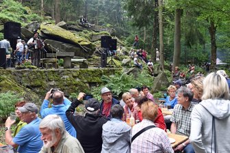 Gedenken an Günther-Ruh: Mundartfreunde zieht es zum Liedersingen im Erzgebirge - Rund 1500 Gäste folgten 2023 der Einladung zum Liedersingen an die Günther-Ruh im tschechischen Vejprty . Mit dabei Musiker Jörg Heinicke.