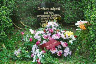 Gedenken an im Vogtland ermordete KZ-Häftlinge - Der Gedenkstein für die vier 1945 ermordeten KZ-Häftlinge auf dem Kirchhof in Bobenneukirchen.