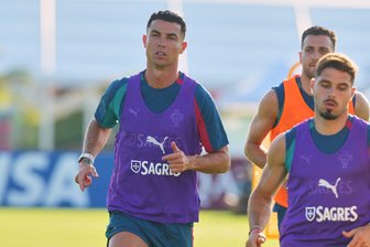 Gedenken an Jota: Portugiesen spielen mit Armband-Geschenk - Cristiano Ronaldo trägt ein Armband, das an den tödlich verunglückten portugiesischen Spieler Diogo Jota erinnern soll.