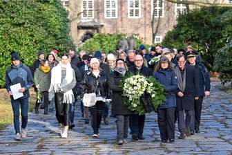 Gedenken an Opfer des Nationalsozialismus in Chemnitz: „Auschwitz ist nicht vom Himmel gefallen“ - Rund 120 Menschen sind am Samstgvormittag zum Gedenken in den Park der Opfer des Faschismus gekommen. Foto: Andreas Seidel
