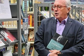 Gedenken an Opfer von Krieg und Gewalt - Konrad Felber bei der Übergabe von Büchern an Limbach-Oberfrohnas Stadtbibliothek "Gert Hofmann" im Vorjahr.