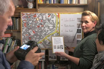 Gedenken an Reichspogromnacht: Lichtpunkte leuchten in Freiberg - Im Café Momo in der Korngasse in Freiberg stellte Urte Jung ihr Stolperstein- Projekt für Grundschüler vor.