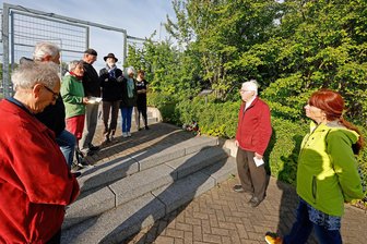 Gedenken ans Kriegsende in Hohenstein-Ernstthal an einem geschichtsträchtigen Ort - Wolfgang Hallmann (2.v.r.) sprach bei der Gedenkveranstaltung über die KZ-Außenstelle.