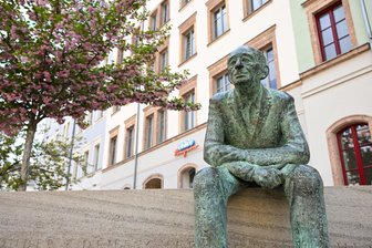 Gedenken, Filmabend, Glockenläuten: So erinnert Chemnitz an das Kriegsende vor 80 Jahren - In Chemnitz findet die offizielle Gedenkveranstaltung an der Justin-Sonder-Bank auf dem Brühl statt.