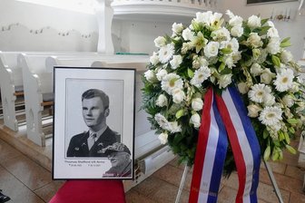Gedenken für US-Soldat in Carlsfeld: Seine Flunkerei rettete Menschenleben - Für Thomas Stafford, der mit einer mutigen Tat zum Ende des Zweiten Weltkriegs dafür sorgte, dass mehr als 40.000 zwischen Karlsbad und Carlsfeld eingeschlossene Wehrmachtssoldaten in amerikanische Kriegsgefangenschaft gingen, fand am Samstag in der Trinitatiskirche in Carlsfeld eine Andacht statt.
