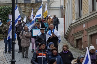 Gedenken im Erzgebirge: Initiativkreis erinnert in Annaberg an Todesmarsch von 1945 - Der „Marsch des Lebens“ im vorigen Jahr führte unter anderem zur Ecke Siebenhäusergasse und Buchholzer Straße, wo sich einst das Betlokal der jüdischen Gemeinde befunden hat.