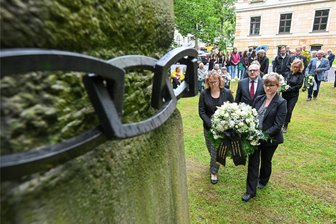Gedenken in Chemnitz: Warum der Aufstand vom 17. Juni 1953 so aktuell ist - Auf dem Chemnitzer Kaßberg erinnert seit 25 Jahren eine Stele an die Opfer von Gewaltherrschaft in den Jahren 1945 bis 1990. Anlässlich des Jahrestages des Aufstands vom 17. Juni 1953 wurden dort am Montag Blumen und Kränze niedergelegt.