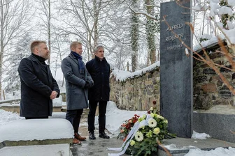 Gedenken in Falkenstein an den "Oskar Schindler des Vogtlandes": Politiker ehren Alfred Roßner - Frank Richter (MdL/SPD), Bürgermeister Marco Siegemund (CDU) und Markus Pieper, Direktor der Stiftung Sächsische Gedenkstätten (von rechts), am Erinnerungsort für Alfred Roßner auf dem Friedhof Falkenstein.