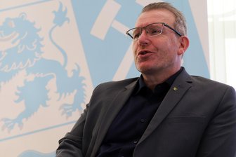 Gedenken in Mittelsachsen: Fahnen auf Halbmast und Kranz im Werner-Hofmann-Haus - Landrat Sven Krüger mahnt zur Erinnerung an die Opfer des Nationalsozialismus.