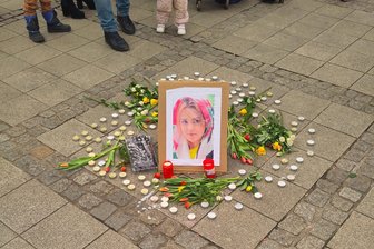 Gedenken in Zwickau: Femizid an Nadera G. jährt sich zum zweiten Mal - Mit Blumen und Kerzen wurde der getöteten Nadera G. gedacht.